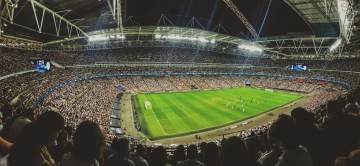 梅西与佩普2012年欧冠决赛后告别同场竞技（配图示意）